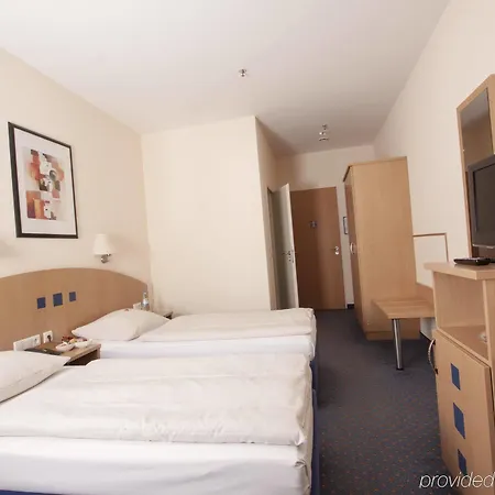 Yors Hotel 3*